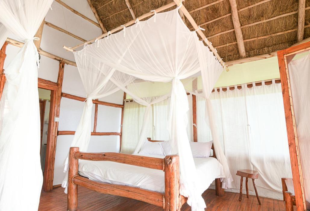 Kazinga Wilderness Safari Camp Hotel คาเซเซ ภายนอก รูปภาพ