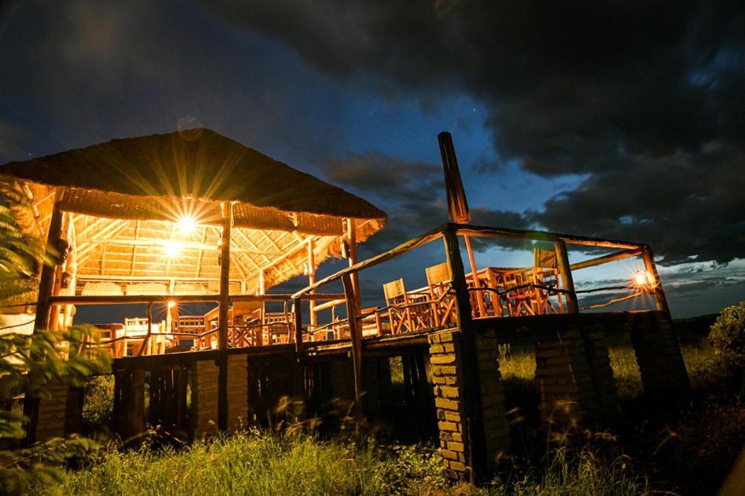 Kazinga Wilderness Safari Camp Hotel คาเซเซ ภายนอก รูปภาพ
