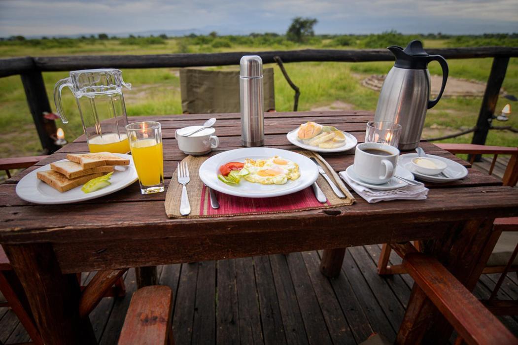 Kazinga Wilderness Safari Camp Hotel คาเซเซ ภายนอก รูปภาพ