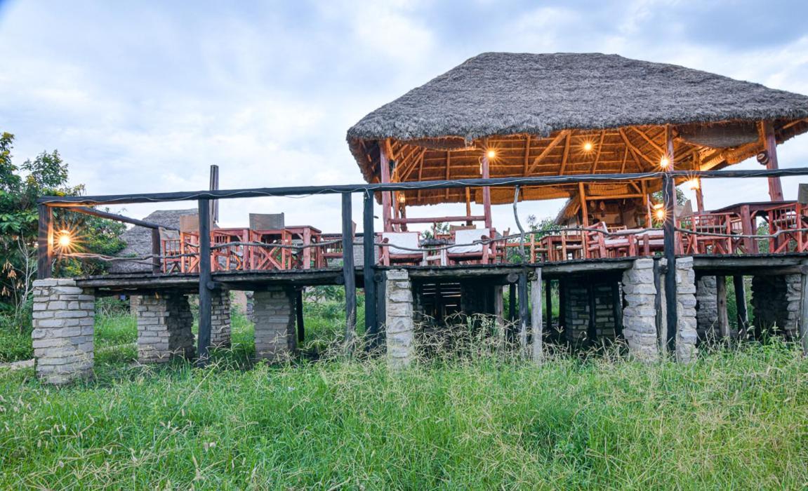 Kazinga Wilderness Safari Camp Hotel คาเซเซ ภายนอก รูปภาพ