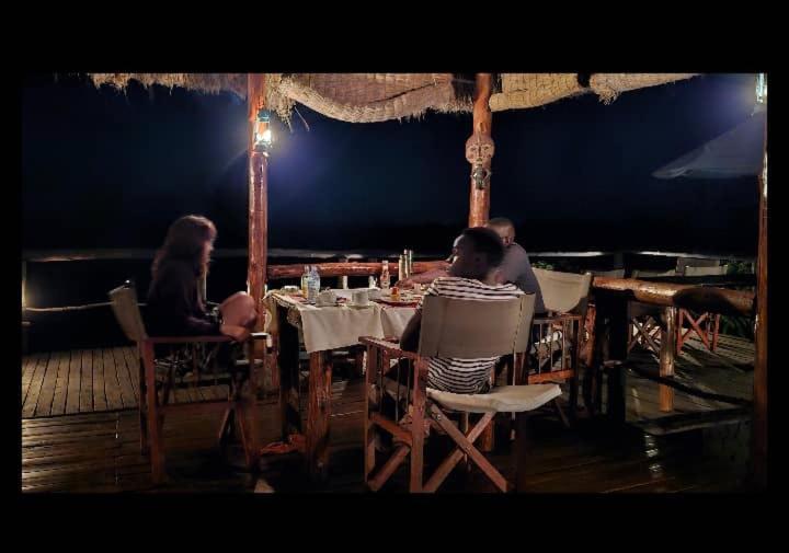 Kazinga Wilderness Safari Camp Hotel คาเซเซ ภายนอก รูปภาพ